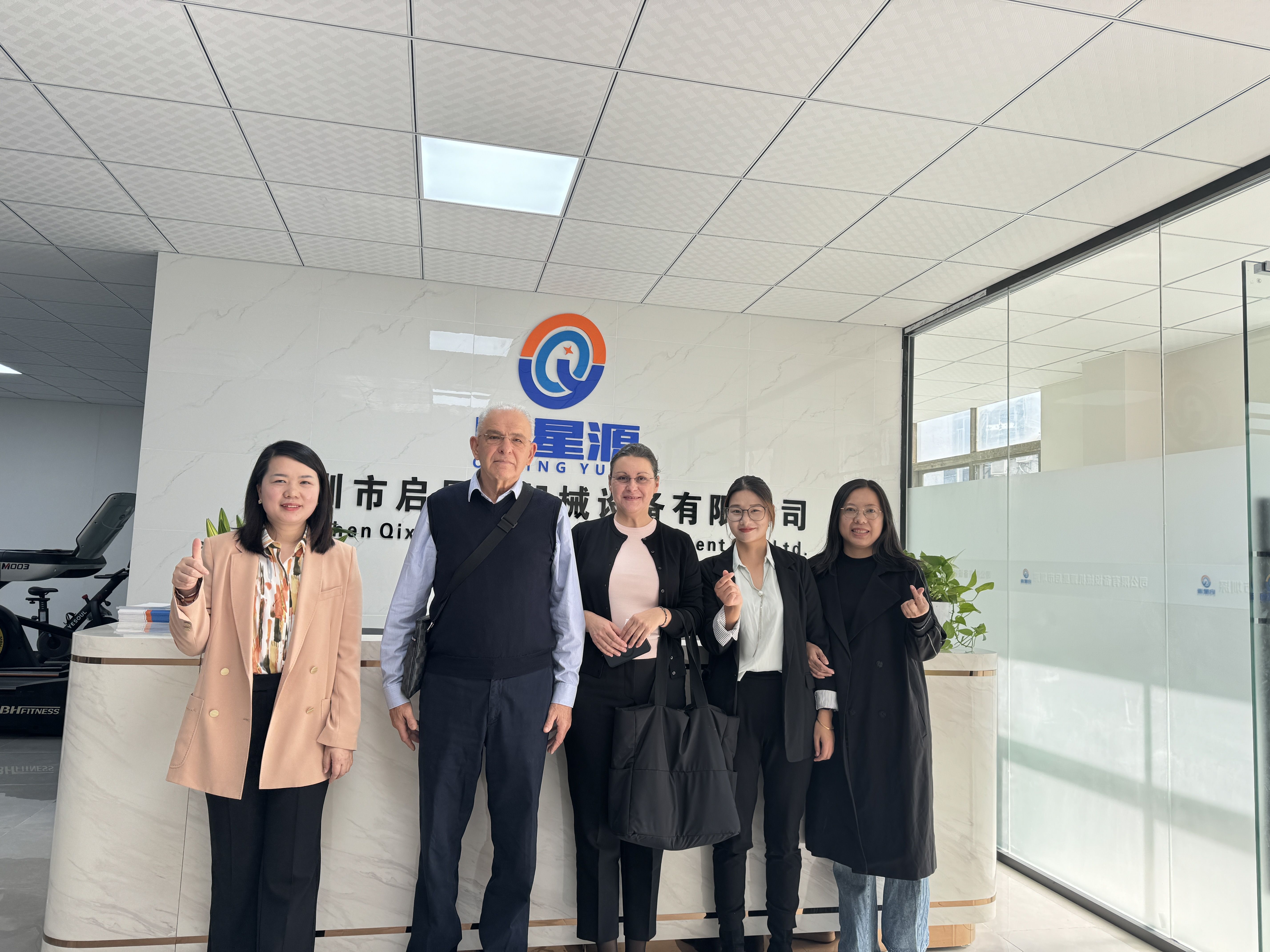Warstwnie witam Mr.savo i panireny, aby ponownie odwiedzić Shenzhen Qixingyuan Machinery Equipment Co., Ltd.