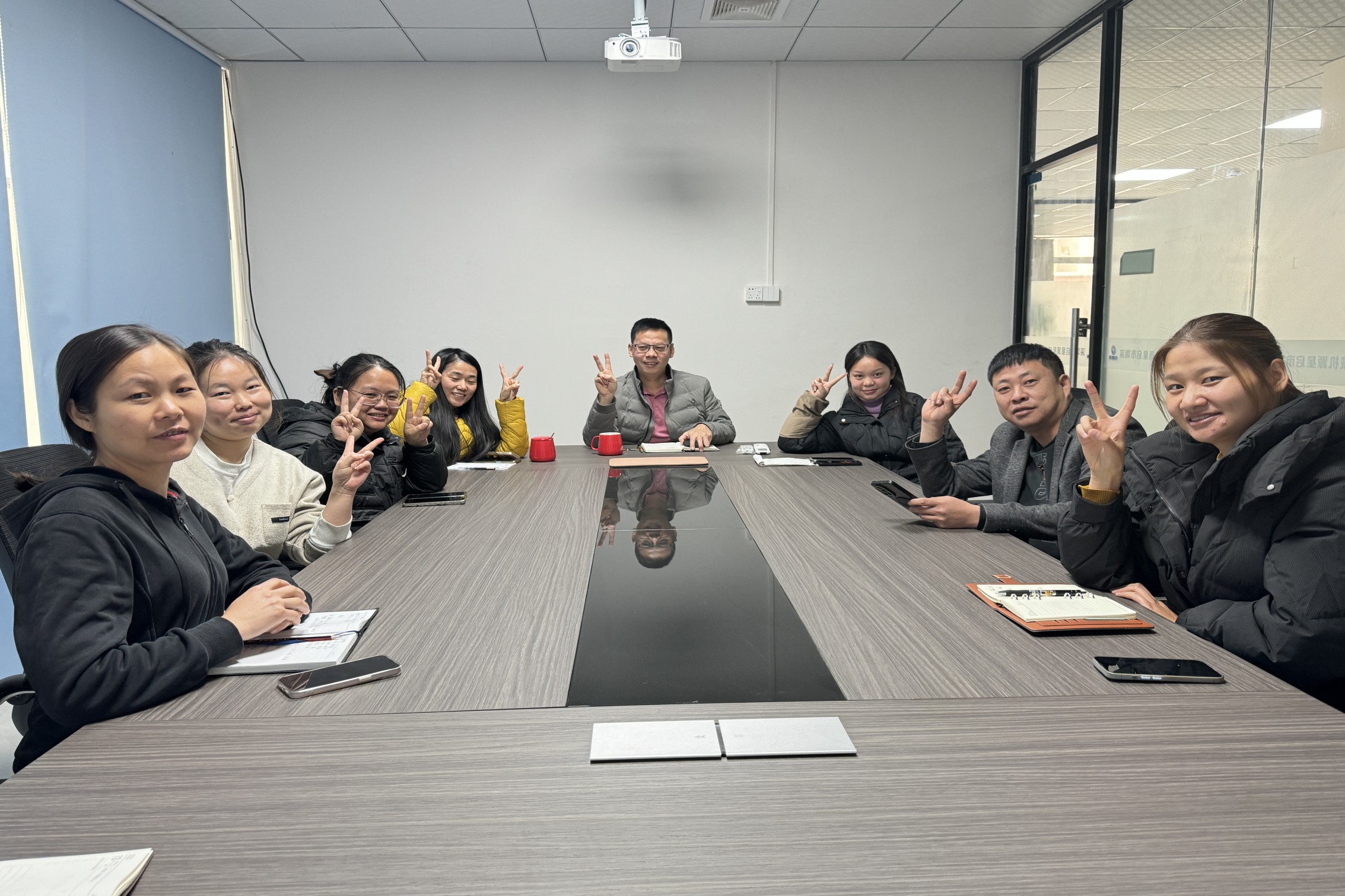 Shenzhen Qixingyuan Company organizuje coroczne spotkanie podsumowujące 2024, czekając na cele noworoczne
